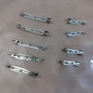 سنجاق سینه خام