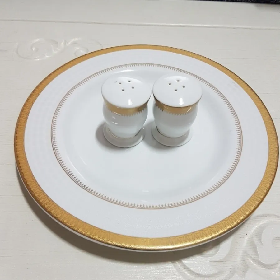 بشقاب و نمک پاش