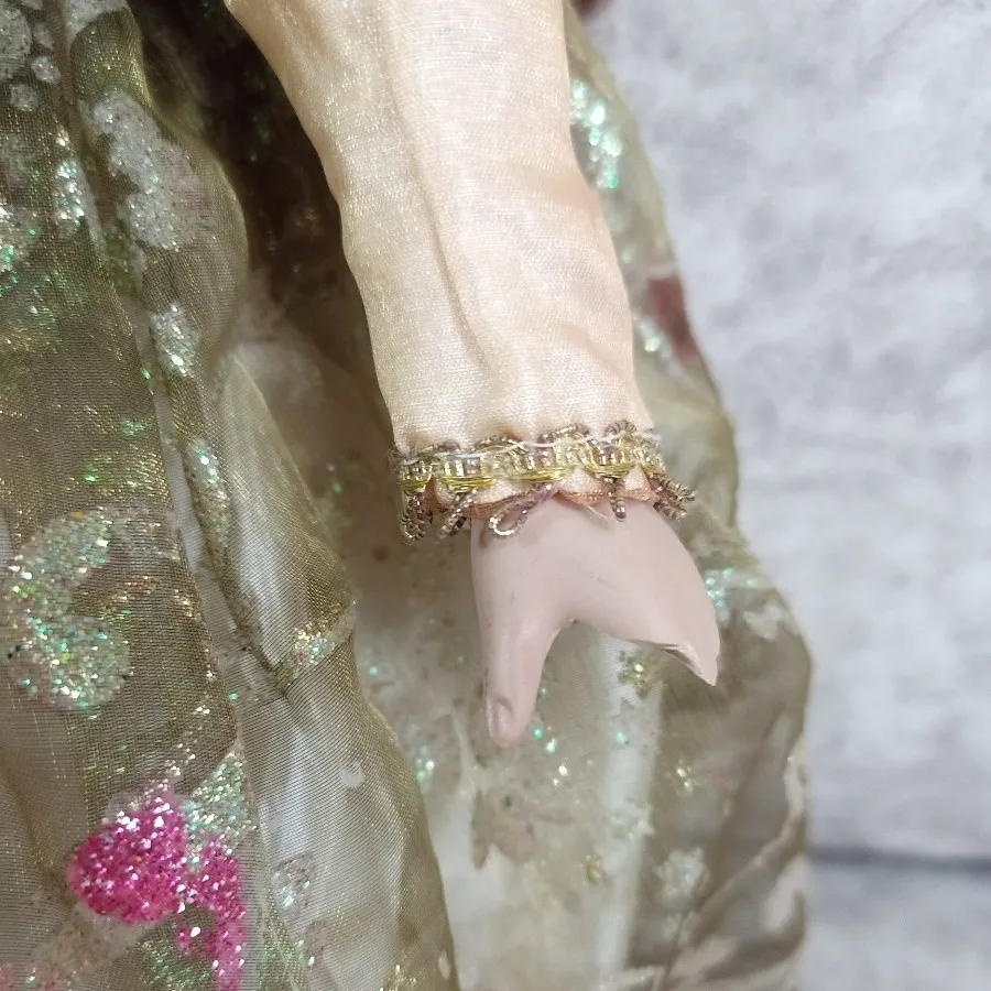 عروسک سرامیکی انگلیسی