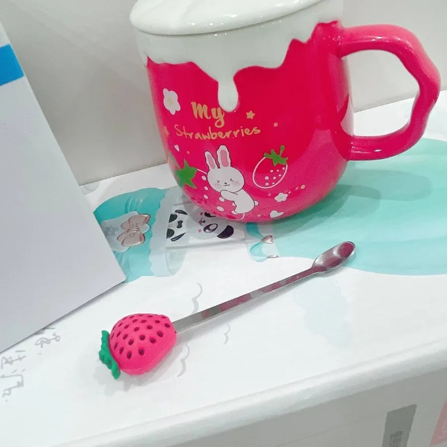 ماگ قاشق دار توت فرنگی