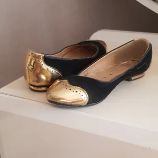 کفش مشکی و طلایی
