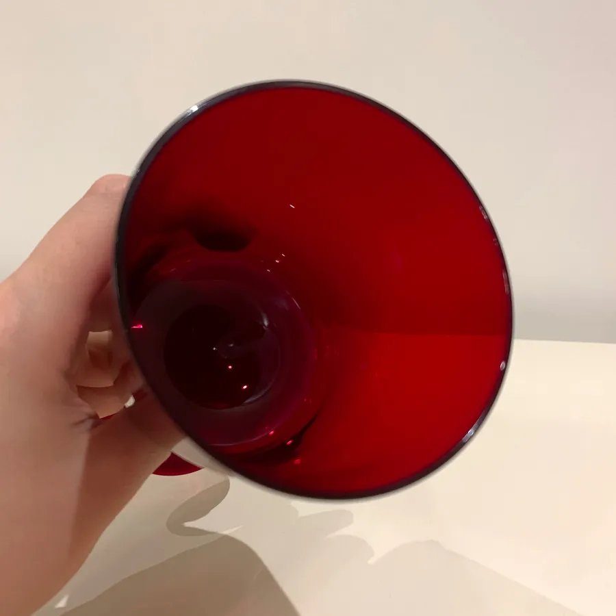لیوان و جاشمعی قرمز