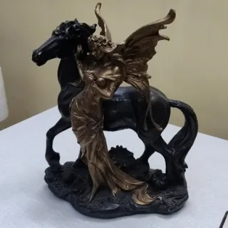 مجسمه اسب و دختر