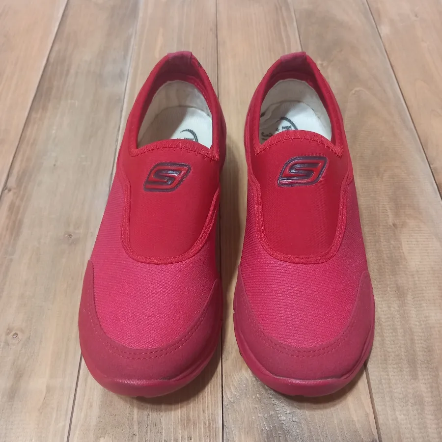 کفش اسپورت قرمز