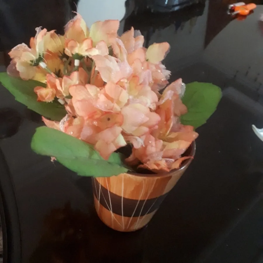 گلدان و گل مصنوعی
