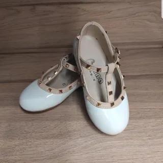 کفش سفید