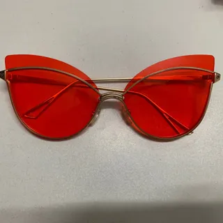 عینک ترند قرمز