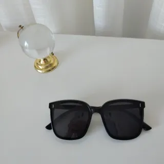 عینک آفتابی مشکی مربعی