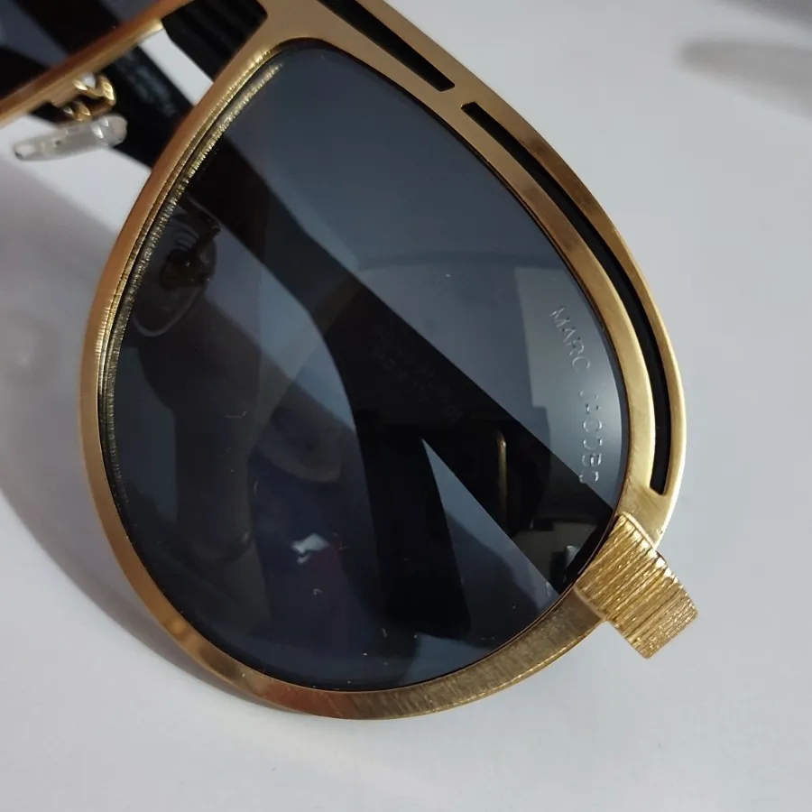 عینک افتابی با قاب طلایی