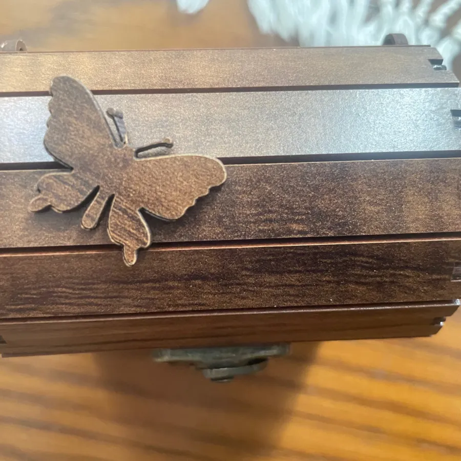 جعبه چوبی با پروانه