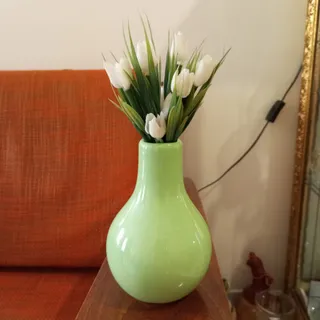 گلدان سبز با گل های سفید