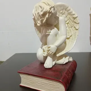 مجسمه فرشته کتابدار