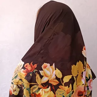 روسری گلدار قهوه‌ای