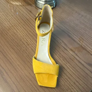 کفش زرد