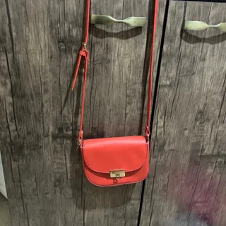 کیف قرمز