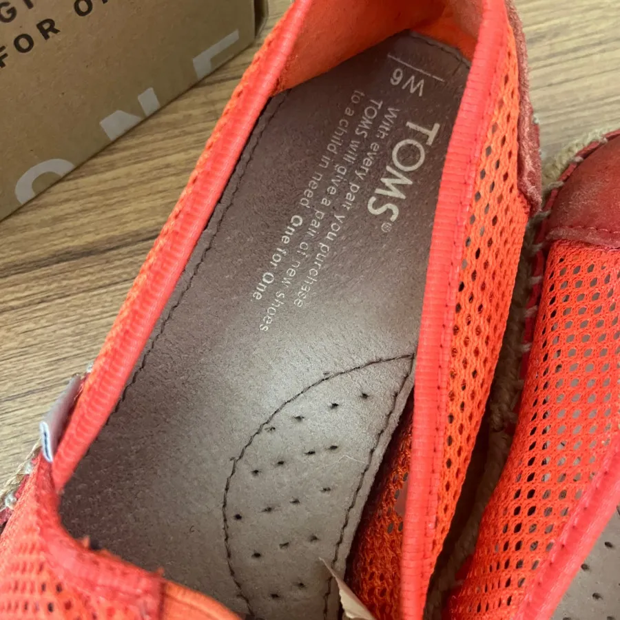 کفش TOMS