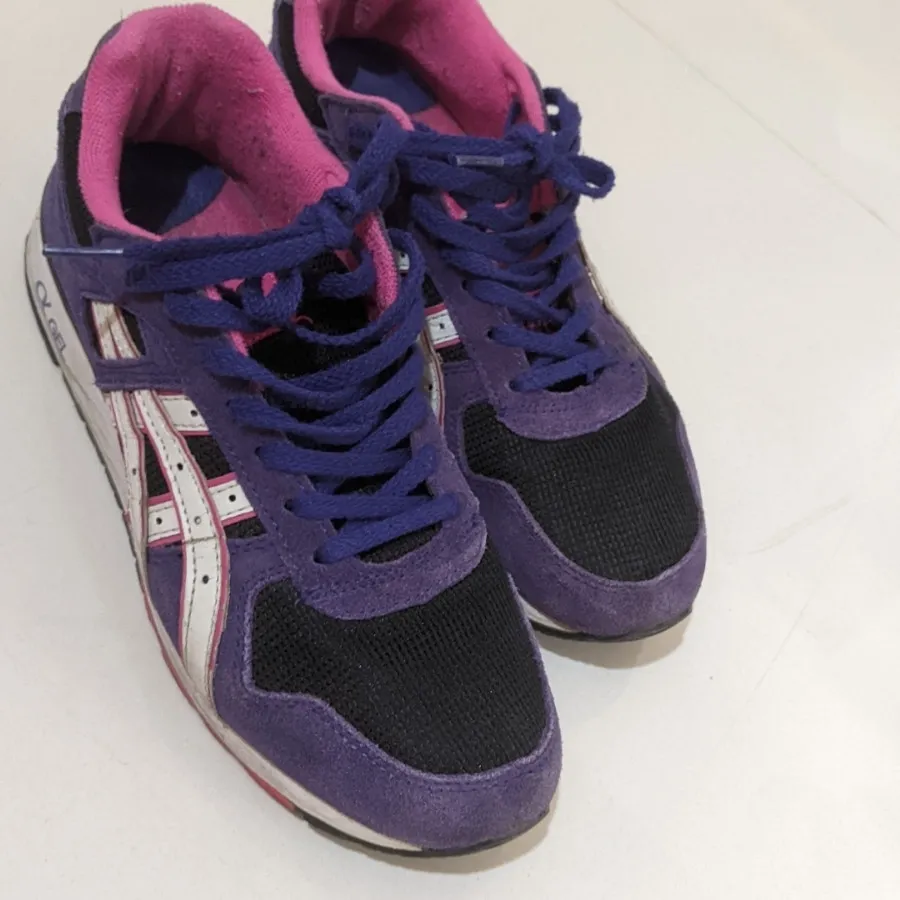 کتونی برند asics