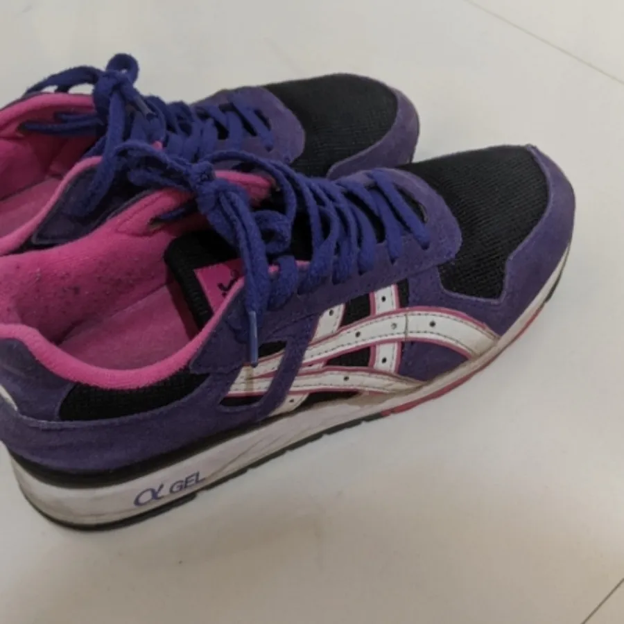 کتونی برند asics