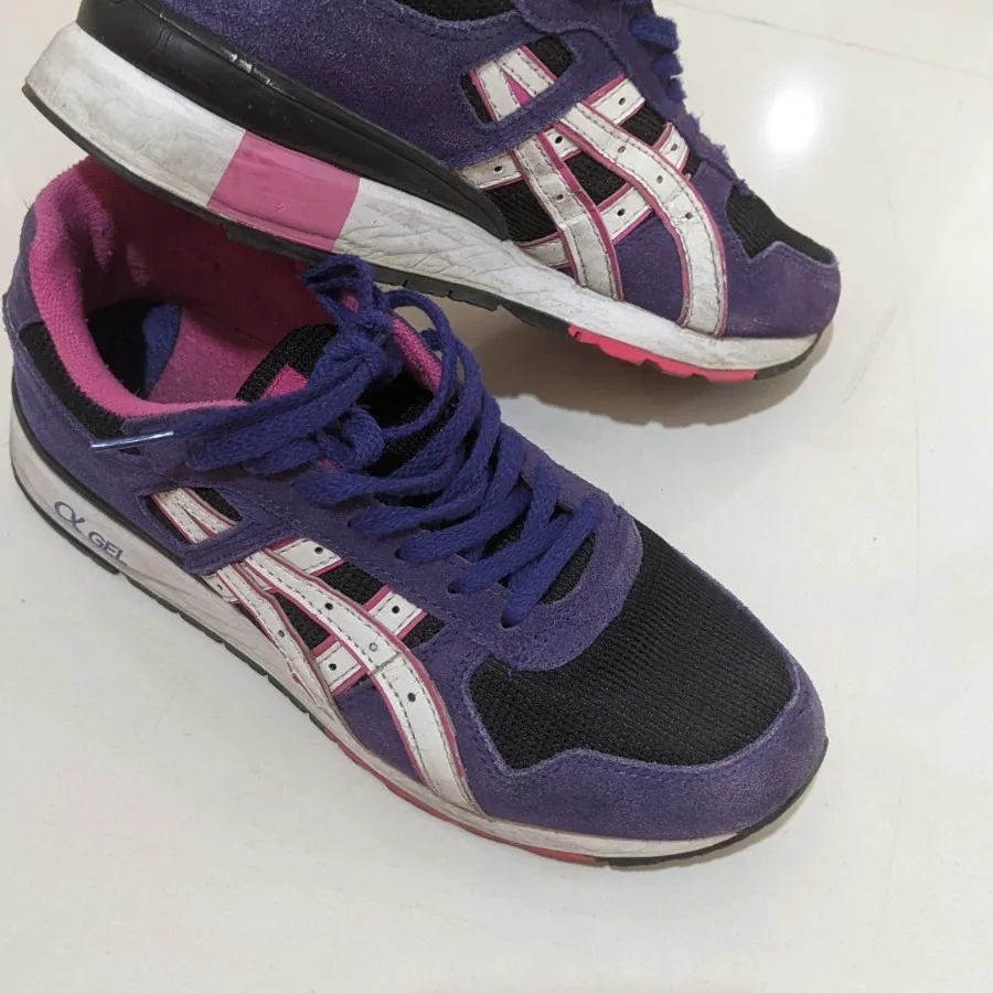 کتونی برند asics