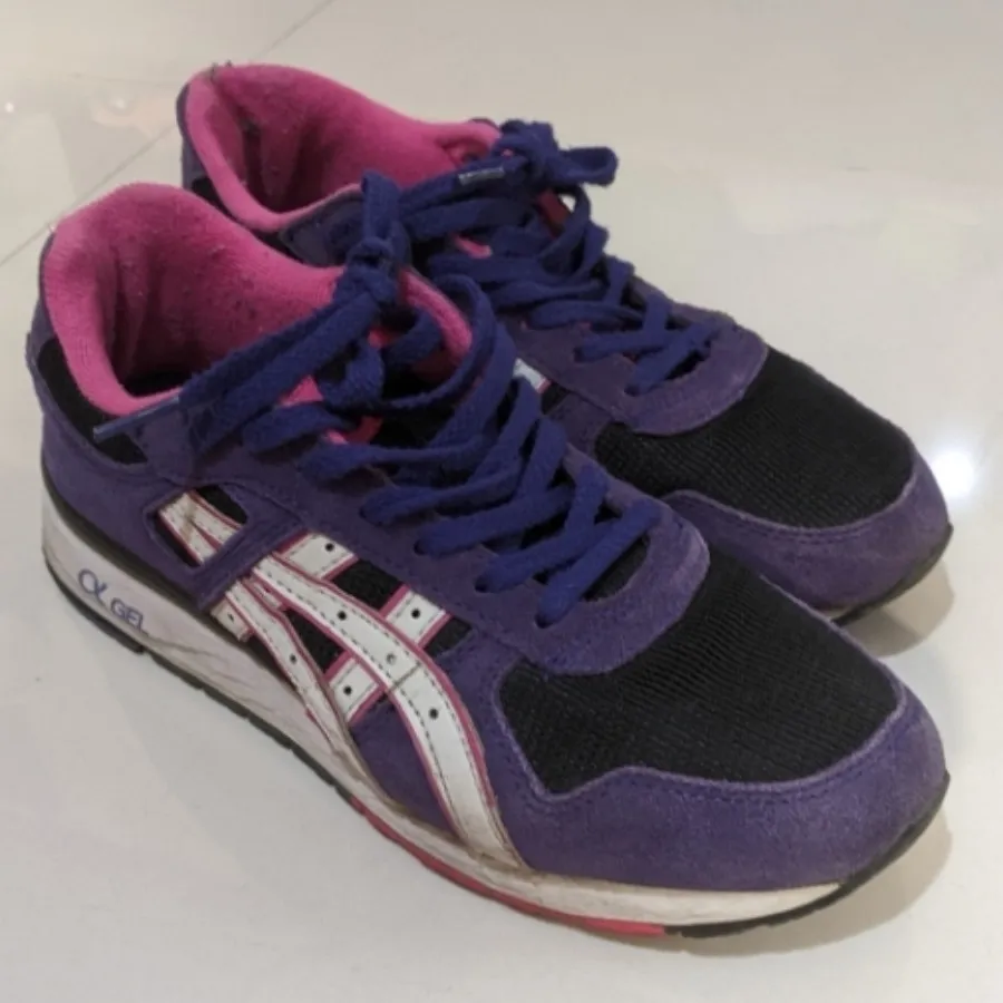 کتونی برند asics