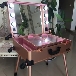 چمدان سیار ارایشی