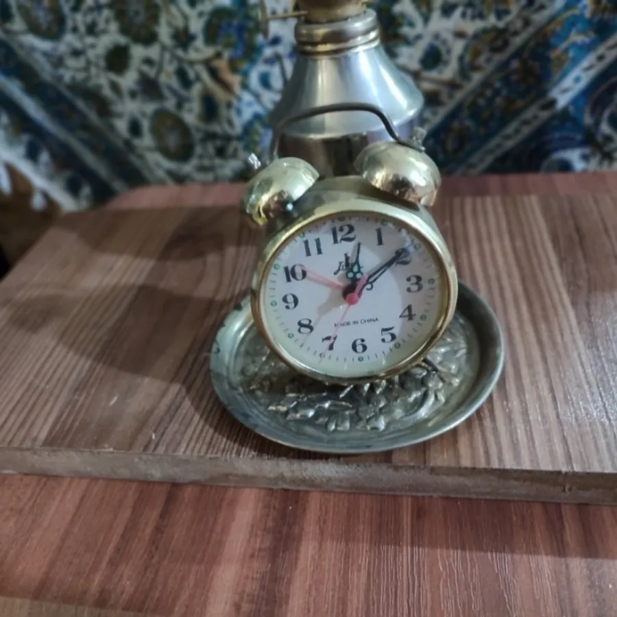 ساعت قدیمی نقلی نوستالژی