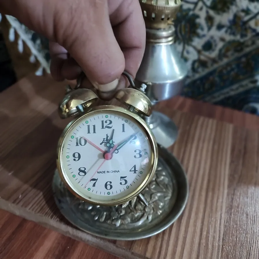 ساعت قدیمی نقلی نوستالژی
