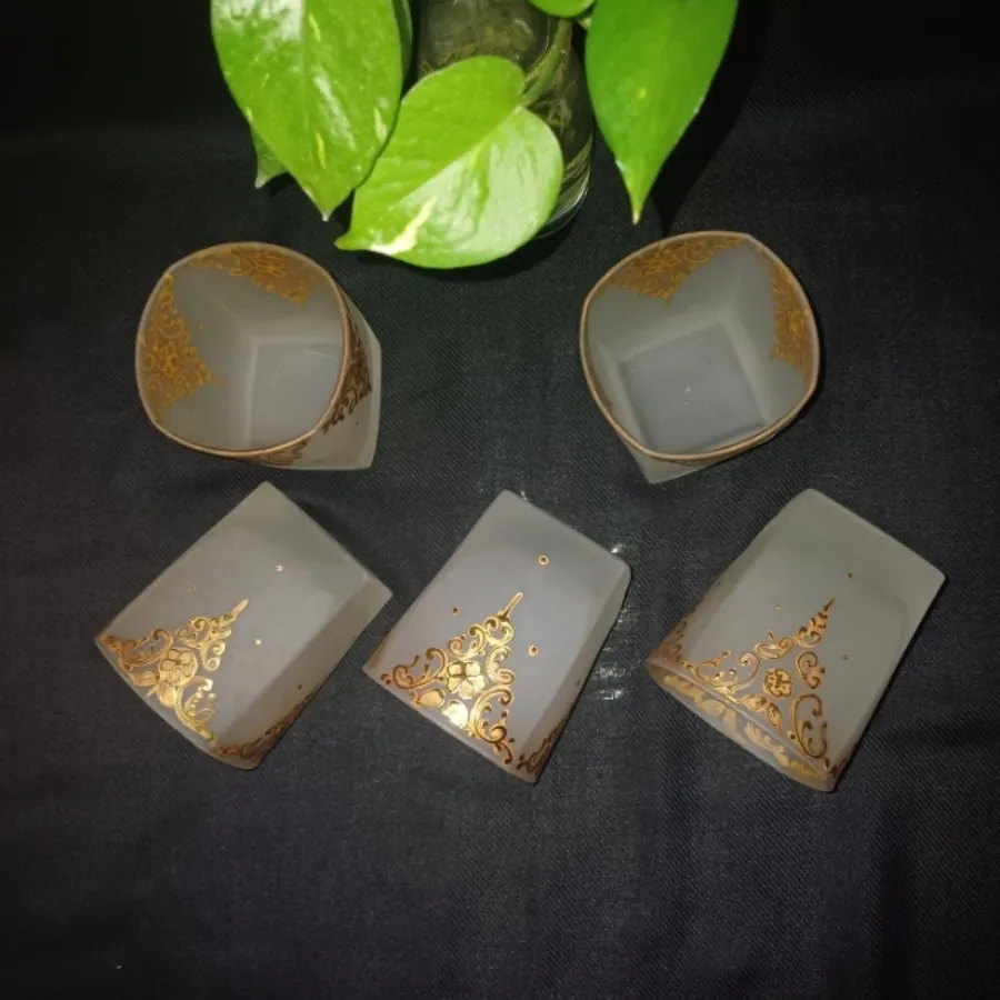تنگ و نیم لیوان