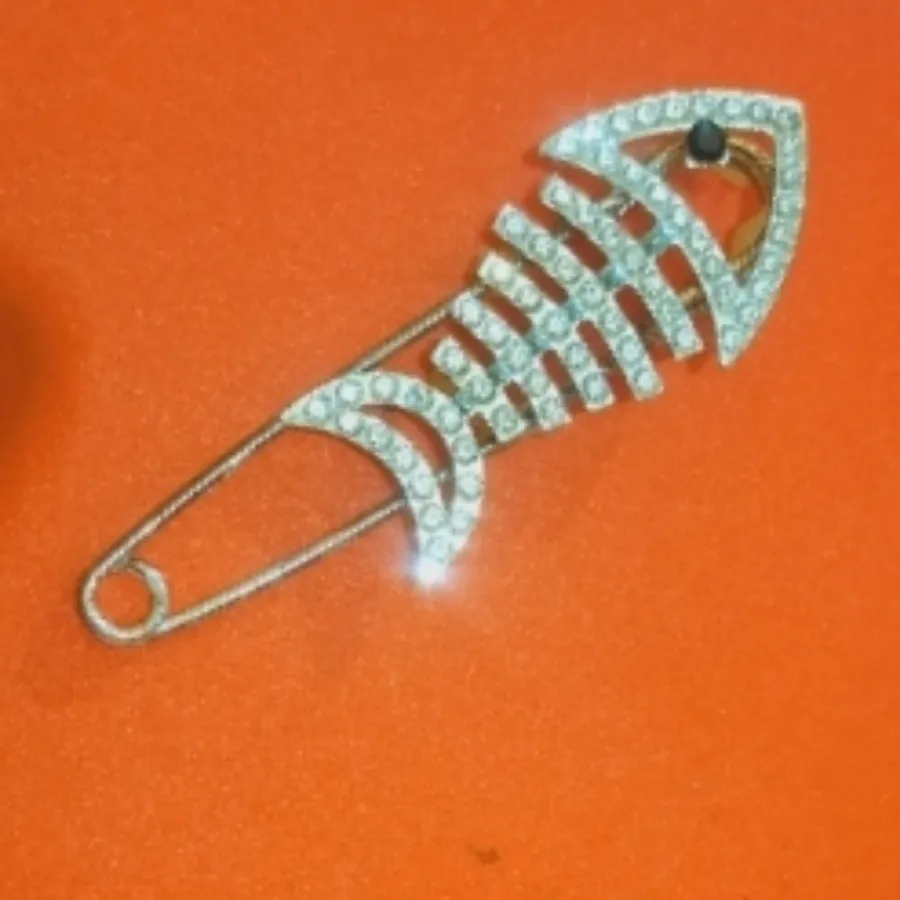 گل سینه نگین دار