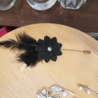 سنجاق سینه مشکی پر دار