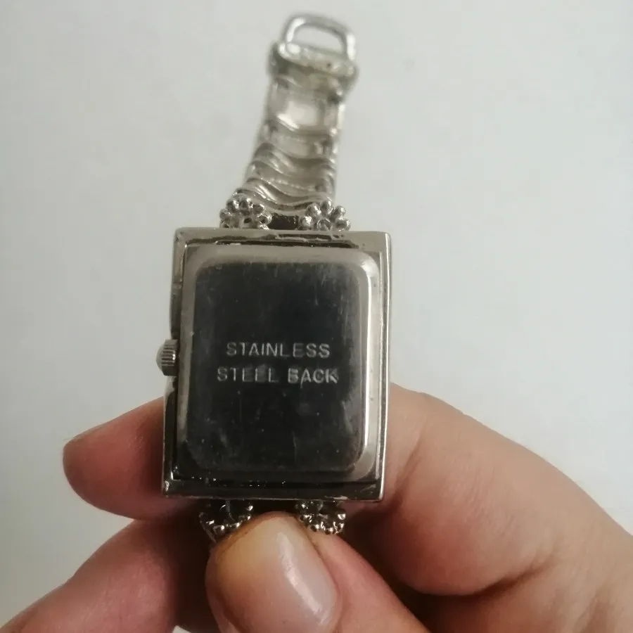 ساعت مچی دور نگین