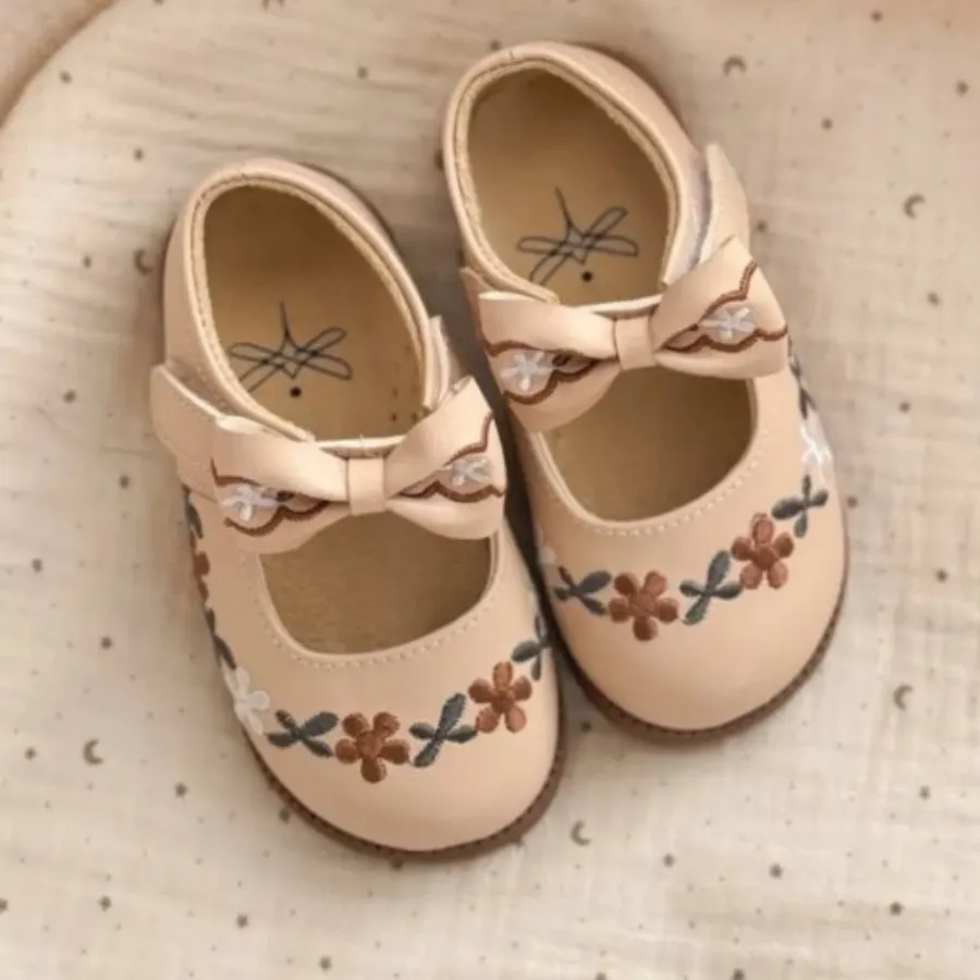 کفش گلدوزی شده