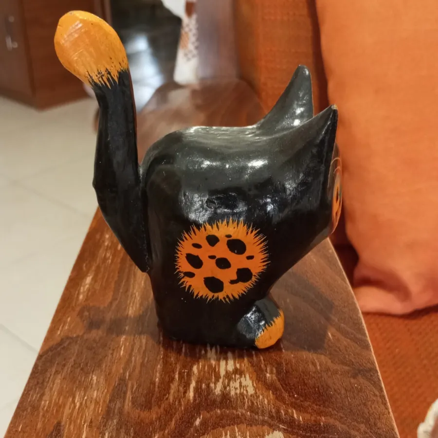 گربه چوبی متفکر