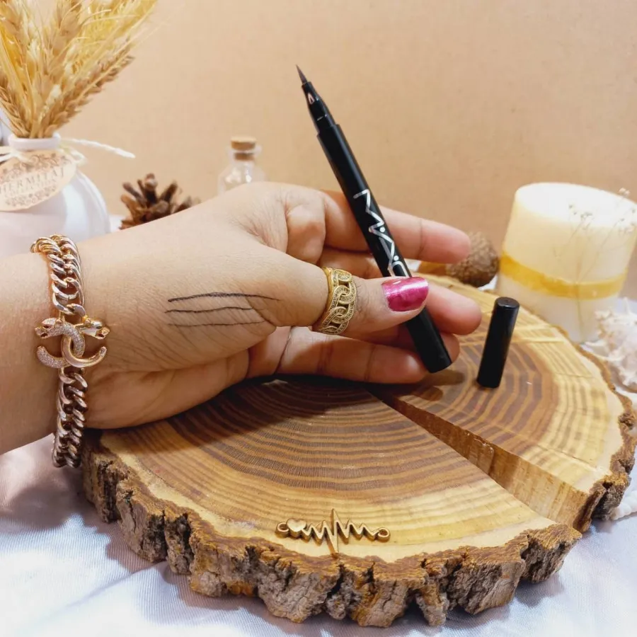 خط چشم ماژیکی ضد آب مک