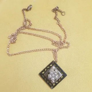 آویز روی مانتو