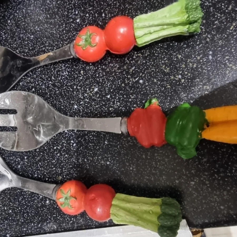 قاشق وچنگال سالاد