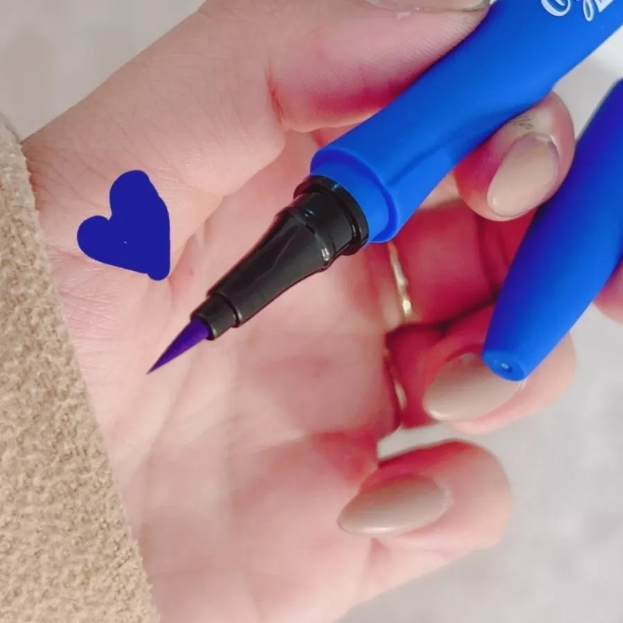 خط چشم ماژیکی آبی