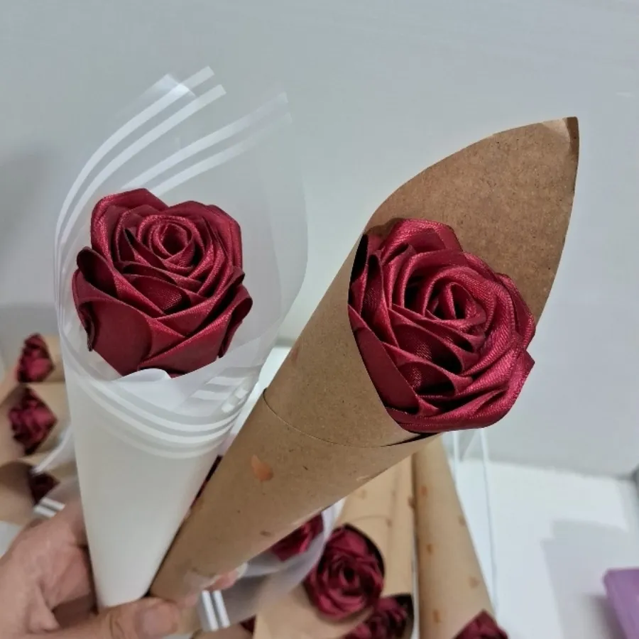 شاخه گل رز روبانی