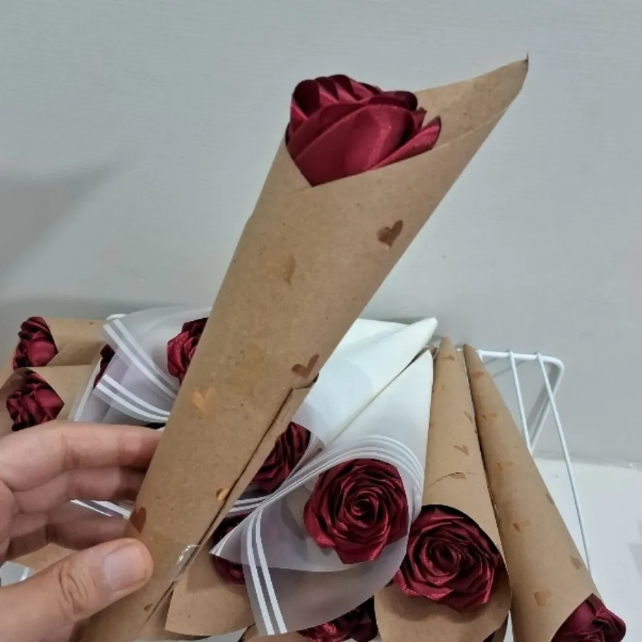 شاخه گل رز روبانی