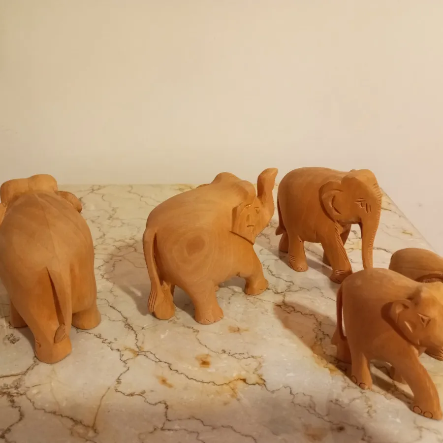 خانواده فیل چوبی