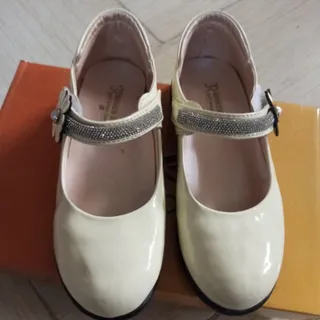 کفش دخترانه شیری رنگ