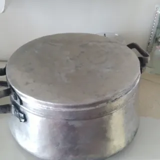 دیگ بسیار قدیمی