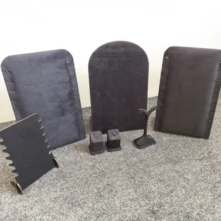 استند جواهرات مخمل مشکی