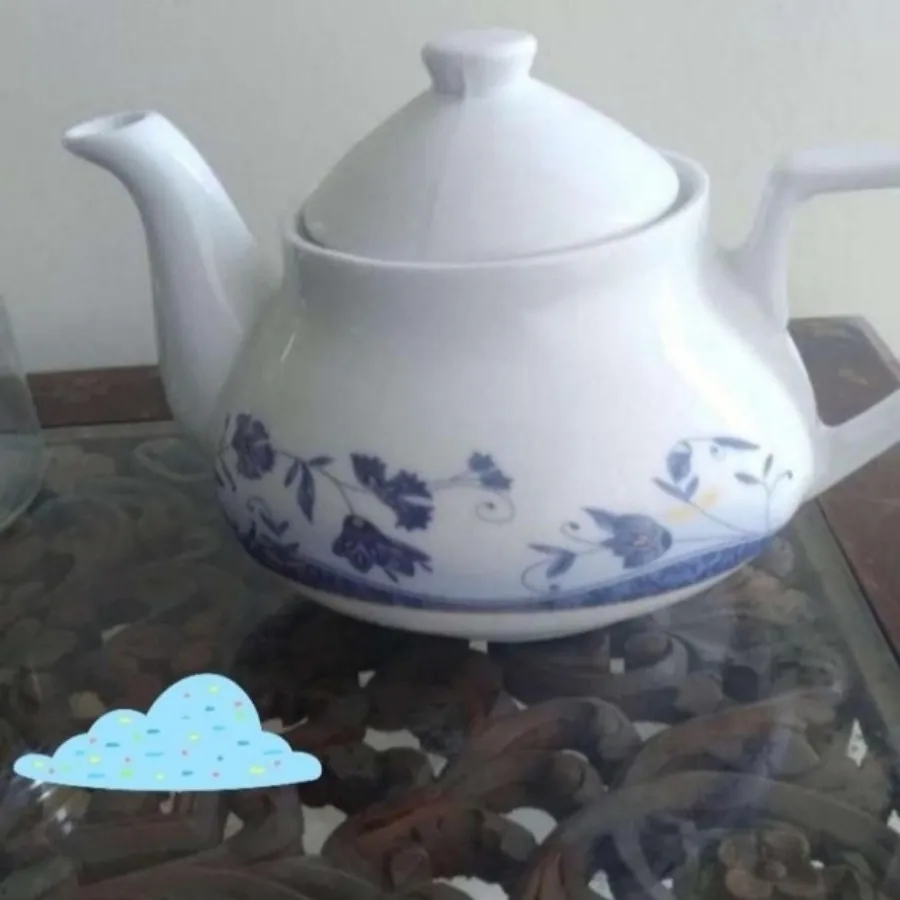 قوری و شکلات خوری