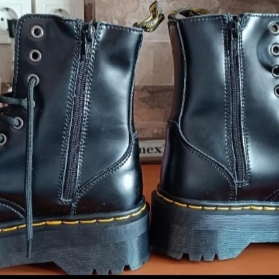 بوت دکتر مارتین سایز 39