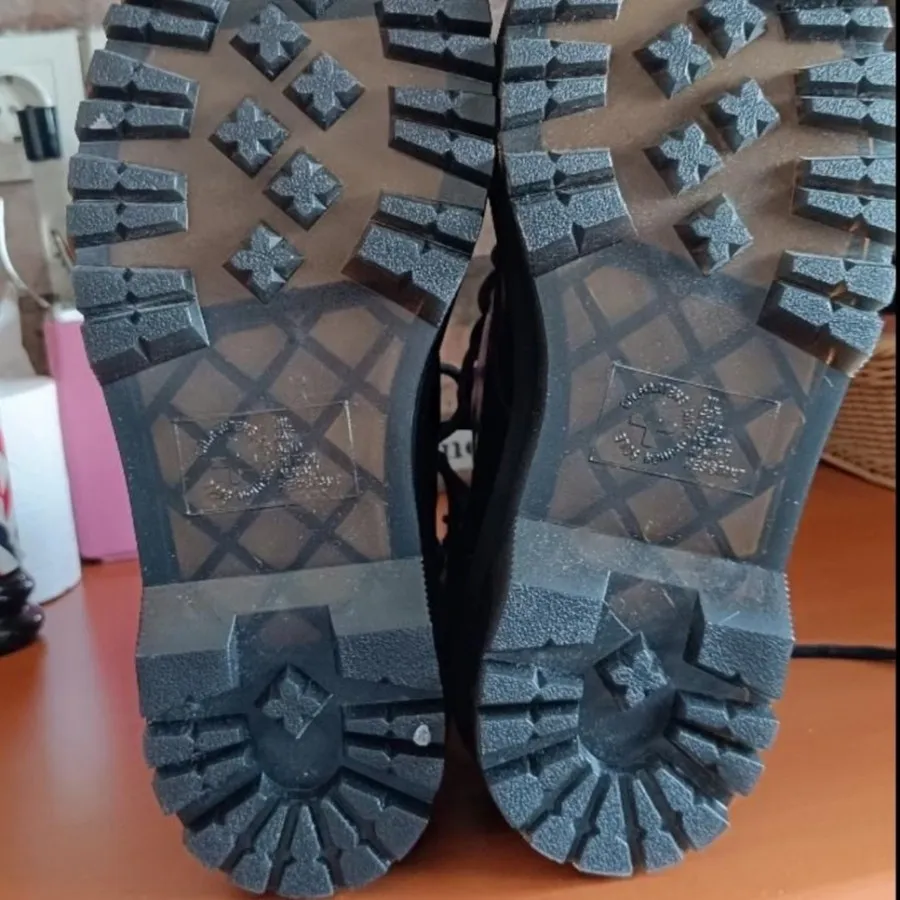 بوت دکتر مارتین سایز 39