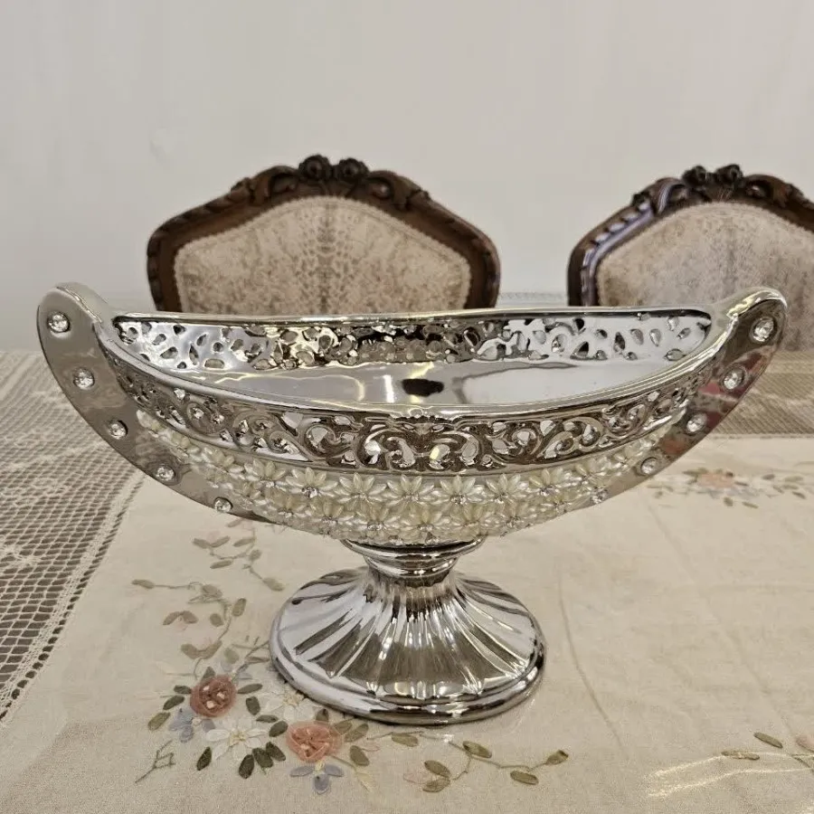 یکعدد شکلاتخوری نگین کاری