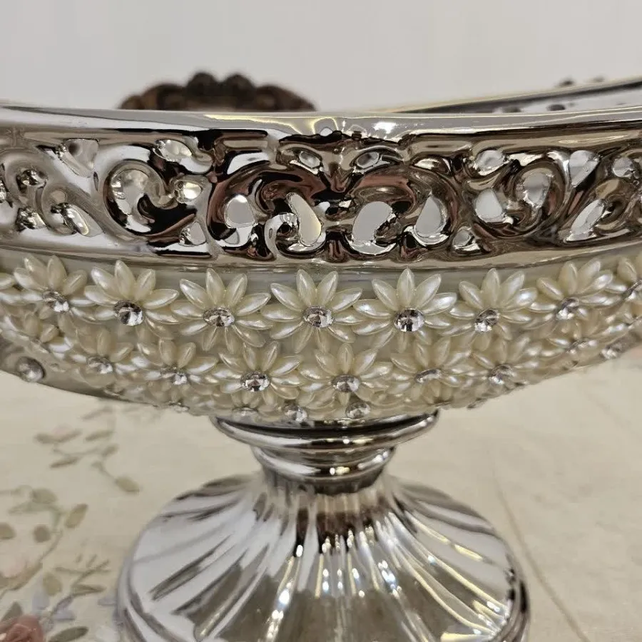 یکعدد شکلاتخوری نگین کاری