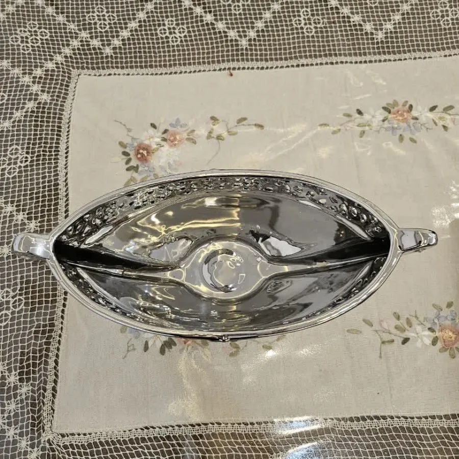یکعدد شکلاتخوری نگین کاری