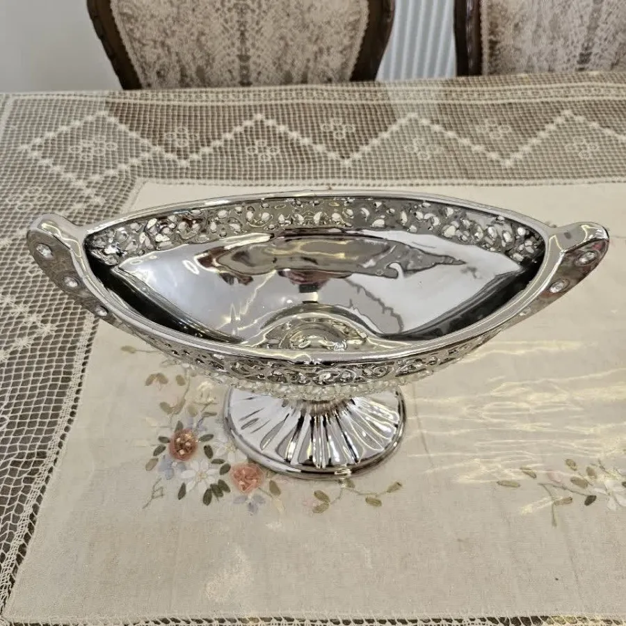 یکعدد شکلاتخوری نگین کاری